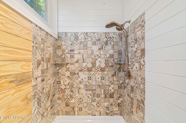 135 White Creek Court, Deer Lodge, TN 37726