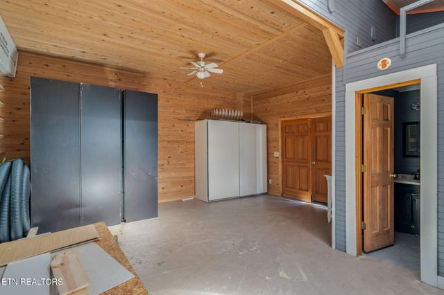 135 White Creek Court, Deer Lodge, TN 37726