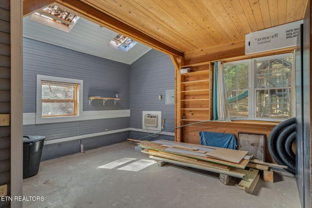 135 White Creek Court, Deer Lodge, TN 37726