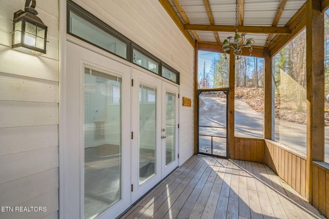 135 White Creek Court, Deer Lodge, TN 37726