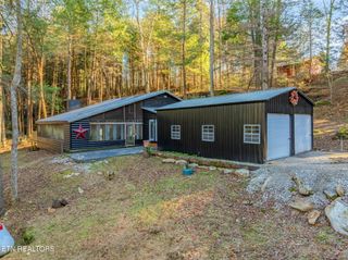 135 White Creek Court, Deer Lodge, TN 37726