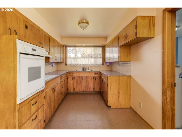 252 Nw 14TH St, Mc Minnville, OR 97128