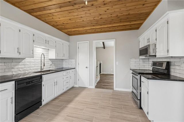 7539 Westridge Road, Raytown, MO 64138