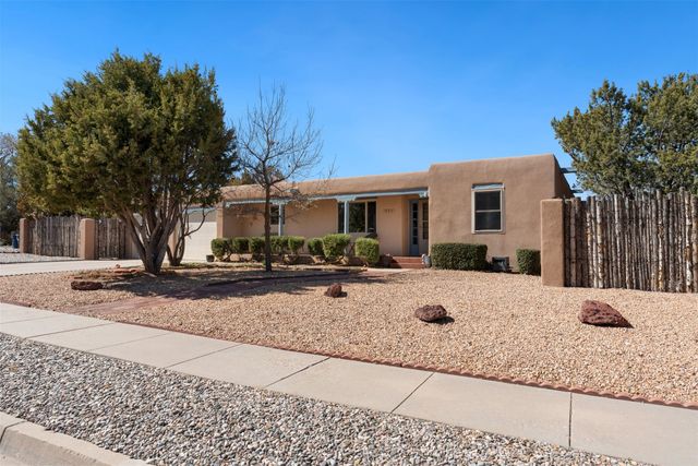 2504 Calle Delfino, Santa Fe, NM 87505