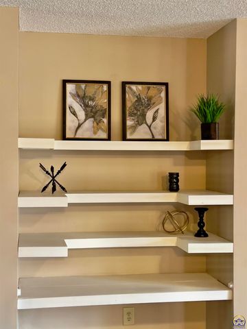 3839 SW Cambridge AVE, Topeka, KS 66610