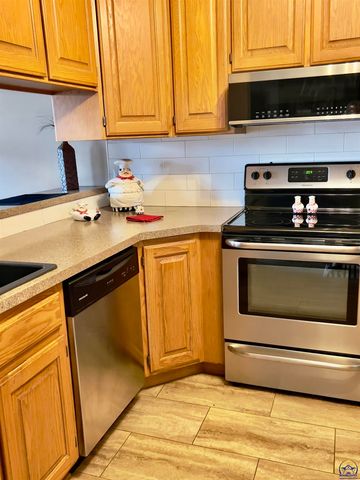 3839 SW Cambridge AVE, Topeka, KS 66610