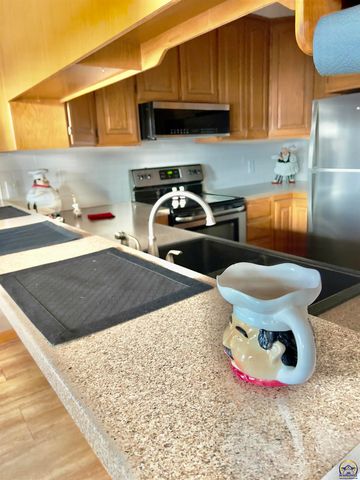 3839 SW Cambridge AVE, Topeka, KS 66610