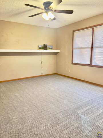 3839 SW Cambridge AVE, Topeka, KS 66610