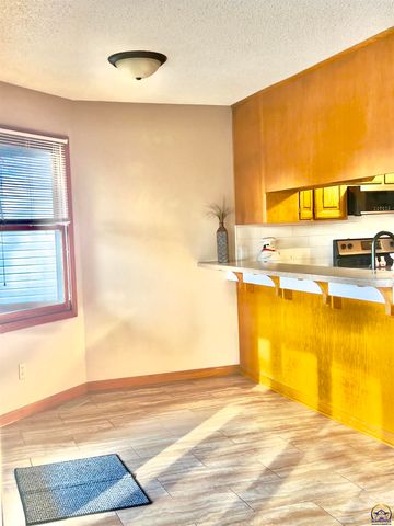 3839 SW Cambridge AVE, Topeka, KS 66610