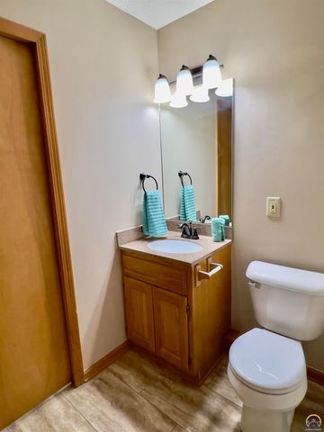 3839 SW Cambridge AVE, Topeka, KS 66610