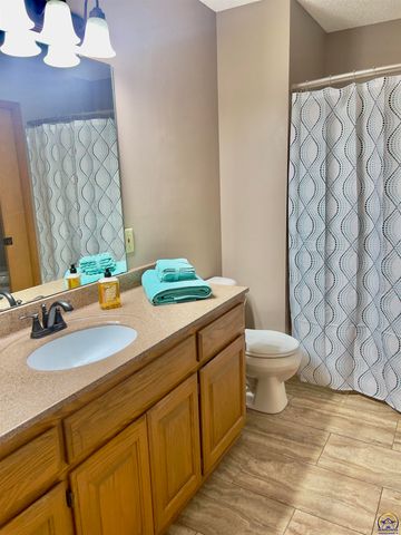 3839 SW Cambridge AVE, Topeka, KS 66610