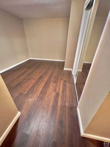 3839 SW Cambridge AVE, Topeka, KS 66610