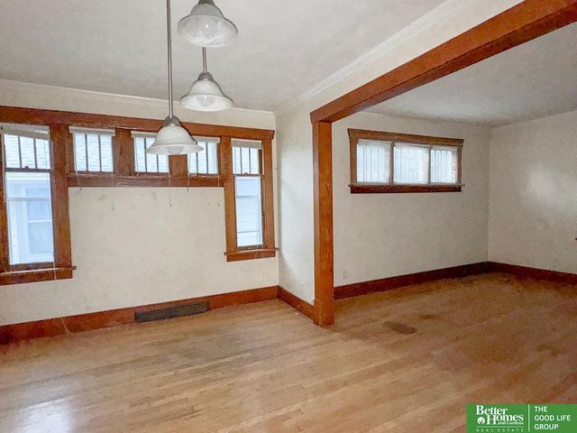 909 S 55 Street, Omaha, NE 68106