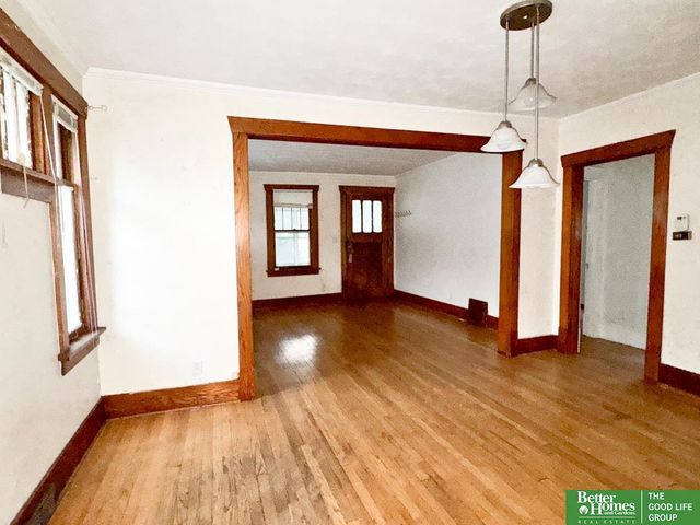 909 S 55 Street, Omaha, NE 68106