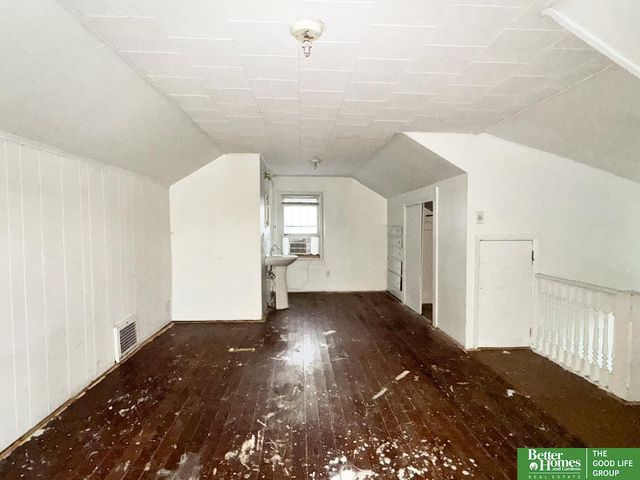 909 S 55 Street, Omaha, NE 68106