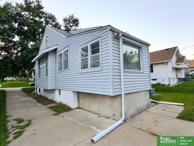 909 S 55 Street, Omaha, NE 68106
