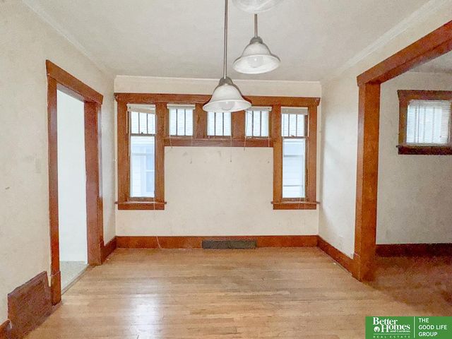 909 S 55 Street, Omaha, NE 68106