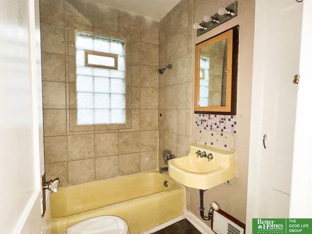 909 S 55 Street, Omaha, NE 68106