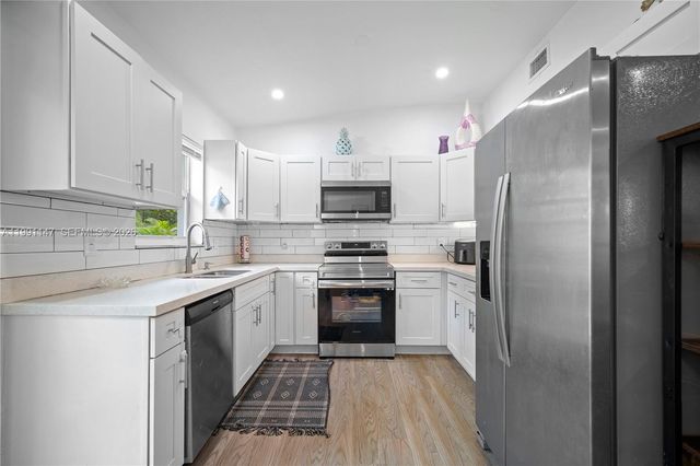 369 NE 158th St, Miami, FL 33162