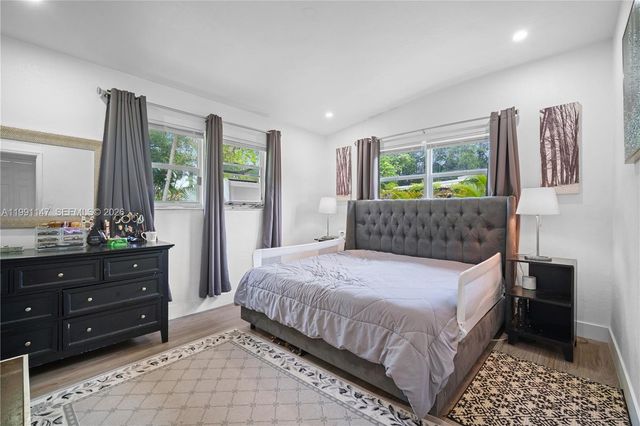 369 NE 158th St, Miami, FL 33162