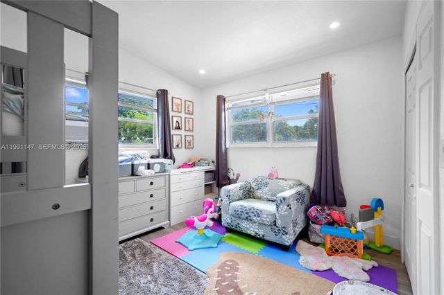 369 NE 158th St, Miami, FL 33162