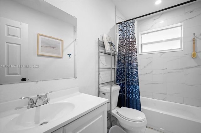 369 NE 158th St, Miami, FL 33162