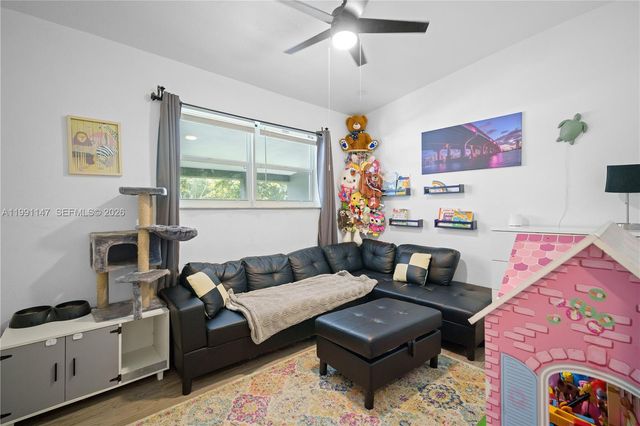 369 NE 158th St, Miami, FL 33162