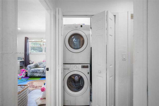 369 NE 158th St, Miami, FL 33162