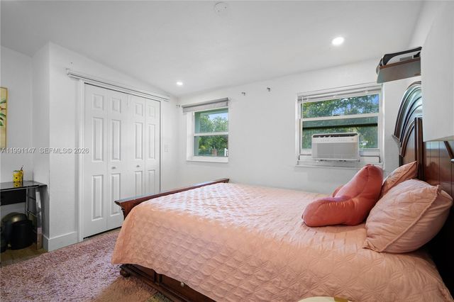 369 NE 158th St, Miami, FL 33162