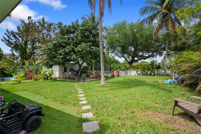 369 NE 158th St, Miami, FL 33162