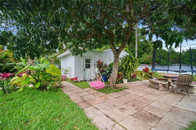 369 NE 158th St, Miami, FL 33162