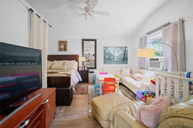 369 NE 158th St, Miami, FL 33162