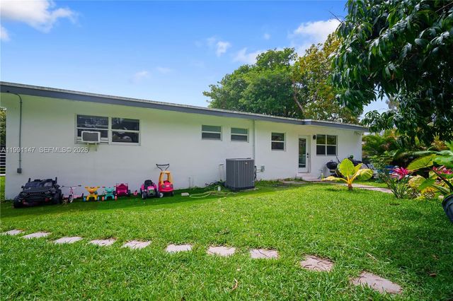 369 NE 158th St, Miami, FL 33162