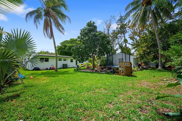 369 NE 158th St, Miami, FL 33162