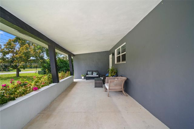 369 NE 158th St, Miami, FL 33162