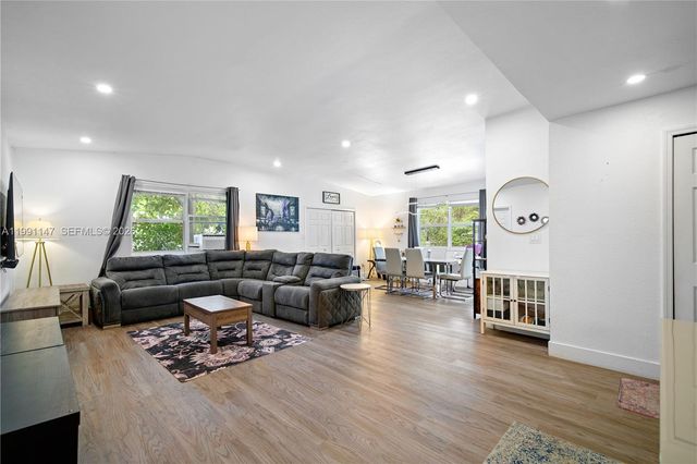 369 NE 158th St, Miami, FL 33162