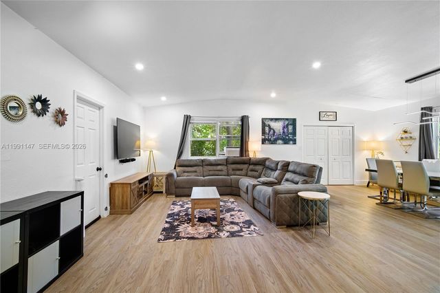 369 NE 158th St, Miami, FL 33162