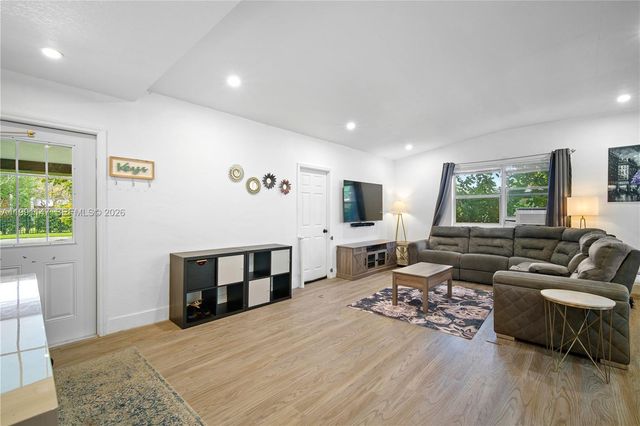 369 NE 158th St, Miami, FL 33162