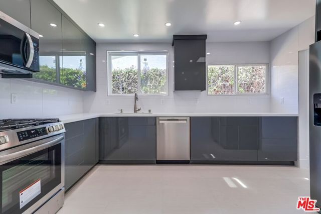 1318 S Longwood Avenue, Los Angeles, CA 90019