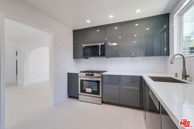1318 S Longwood Avenue, Los Angeles, CA 90019