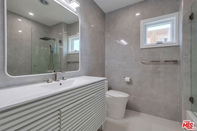 1318 S Longwood Avenue, Los Angeles, CA 90019
