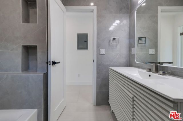 1318 S Longwood Avenue, Los Angeles, CA 90019