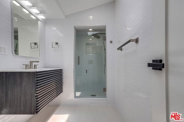 1318 S Longwood Avenue, Los Angeles, CA 90019