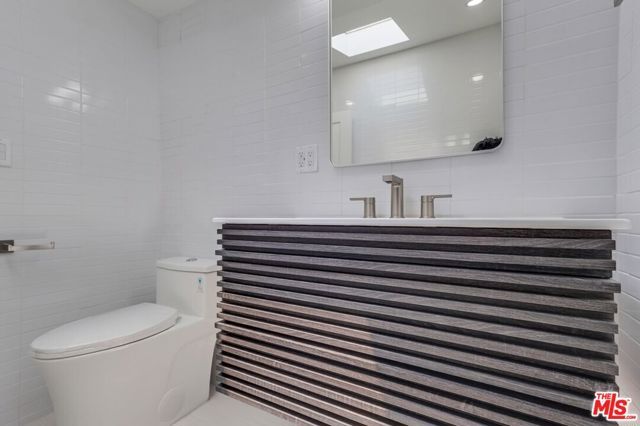 1318 S Longwood Avenue, Los Angeles, CA 90019