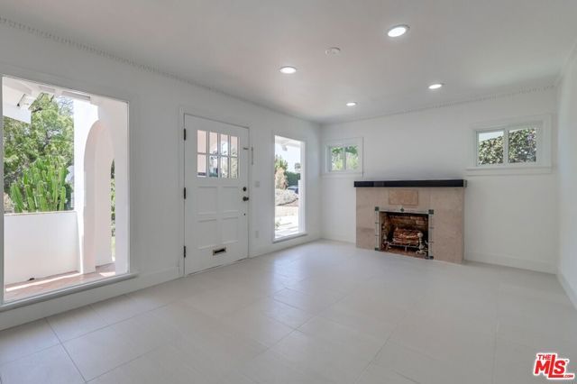 1318 S Longwood Avenue, Los Angeles, CA 90019