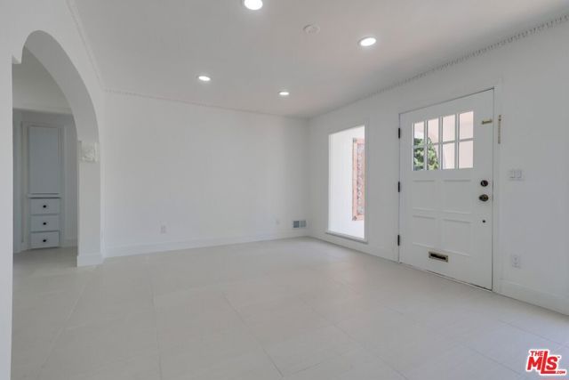 1318 S Longwood Avenue, Los Angeles, CA 90019