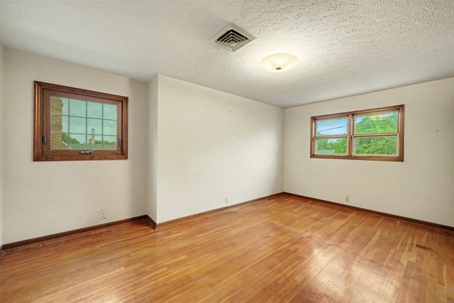 414 E Wayne, Salina, KS 67401