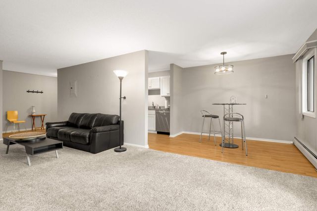 1304 W Medicine Lake Drive 202, Plymouth, MN 55441