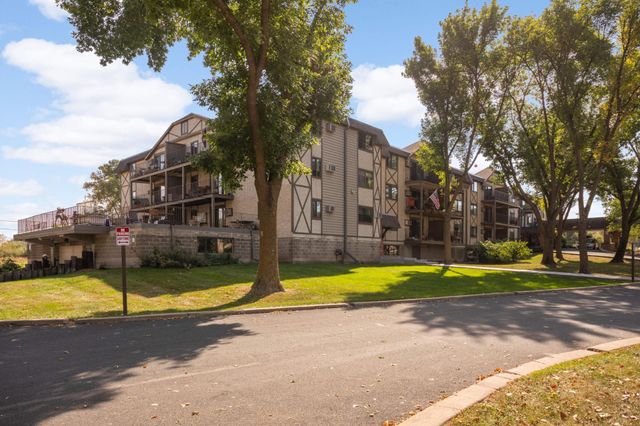 1304 W Medicine Lake Drive 202, Plymouth, MN 55441