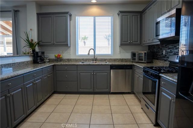 8738 Redondo Avenue, Hesperia, CA 92344